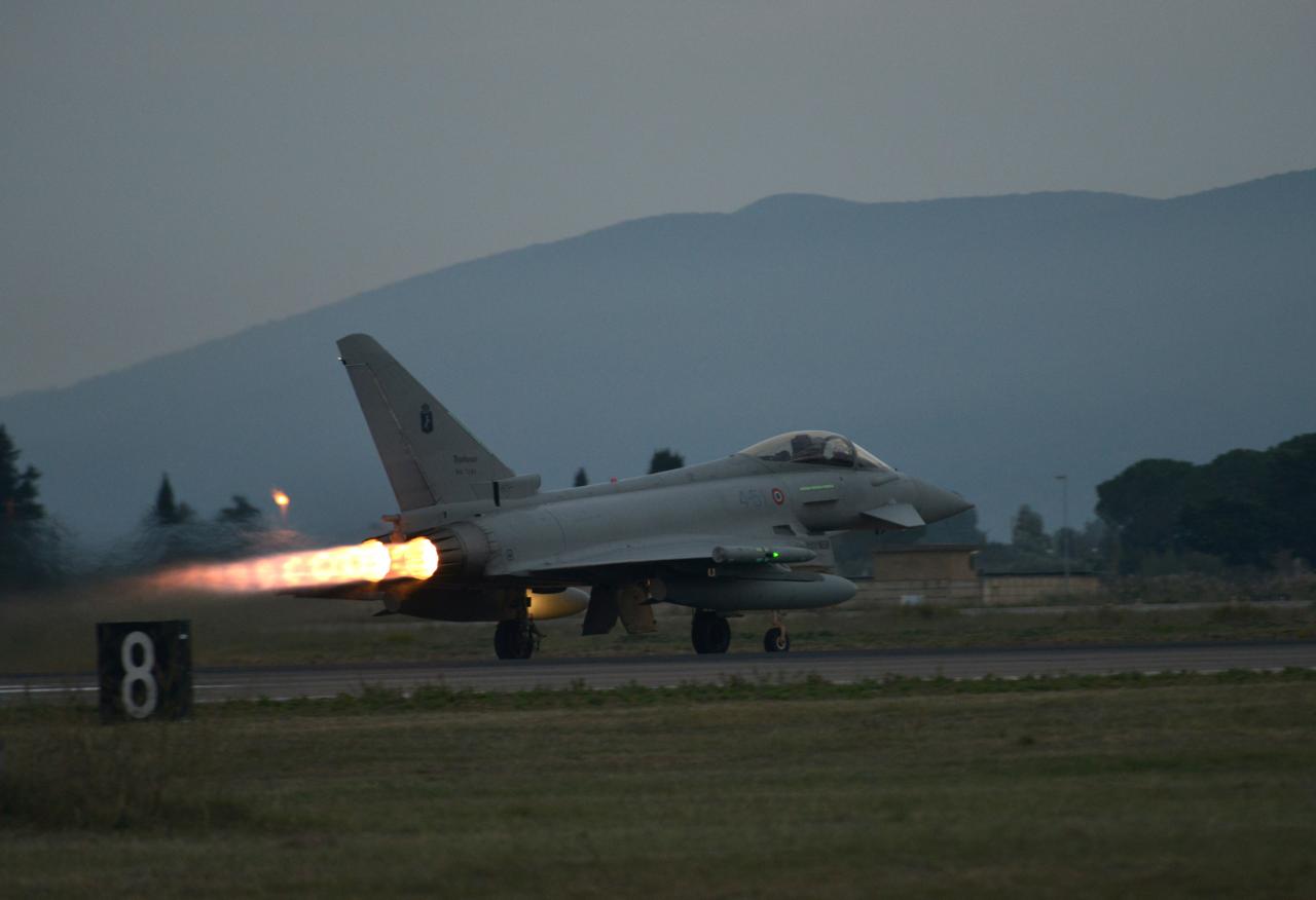 Caccia dell Aeronautica Militare intercetta aereo civile spagnolo